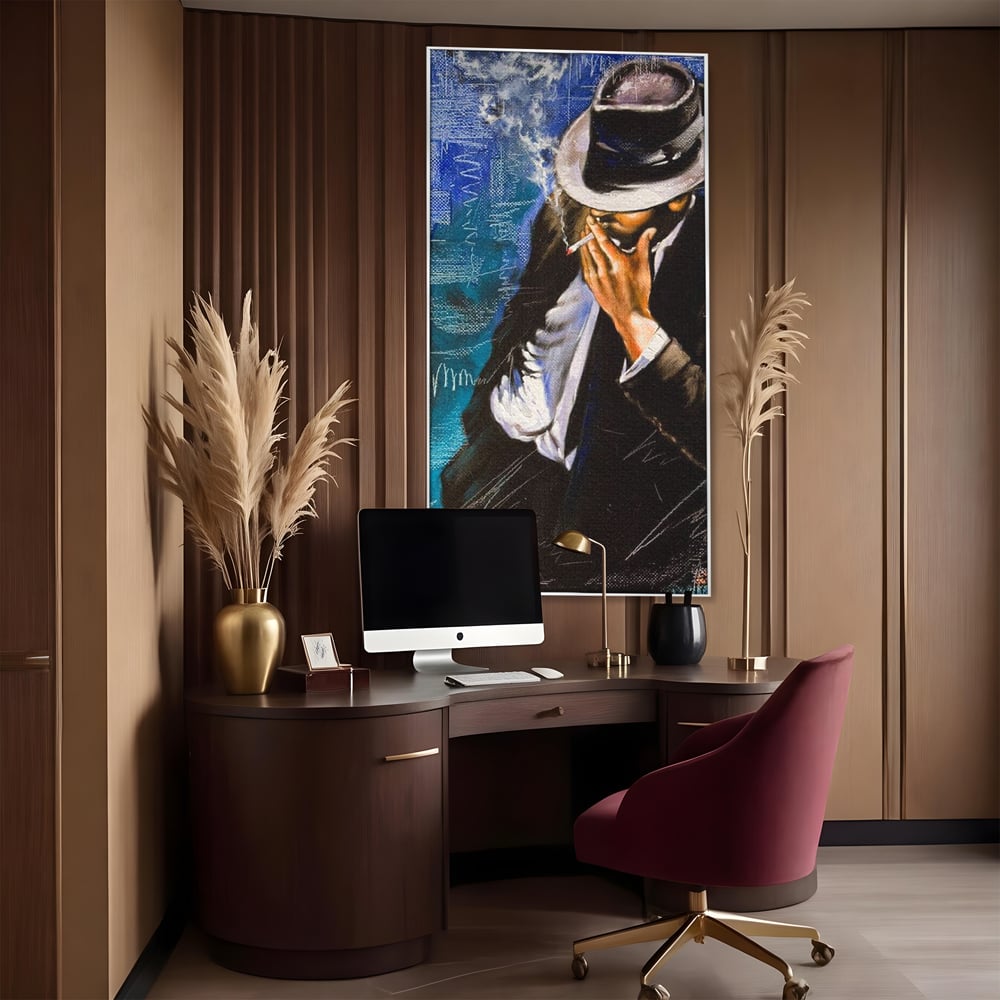 Tablou canvas cu pictura cu barbat fumand sub palarie, in rama de aluminiu argintiu, pe perete intr-un birou